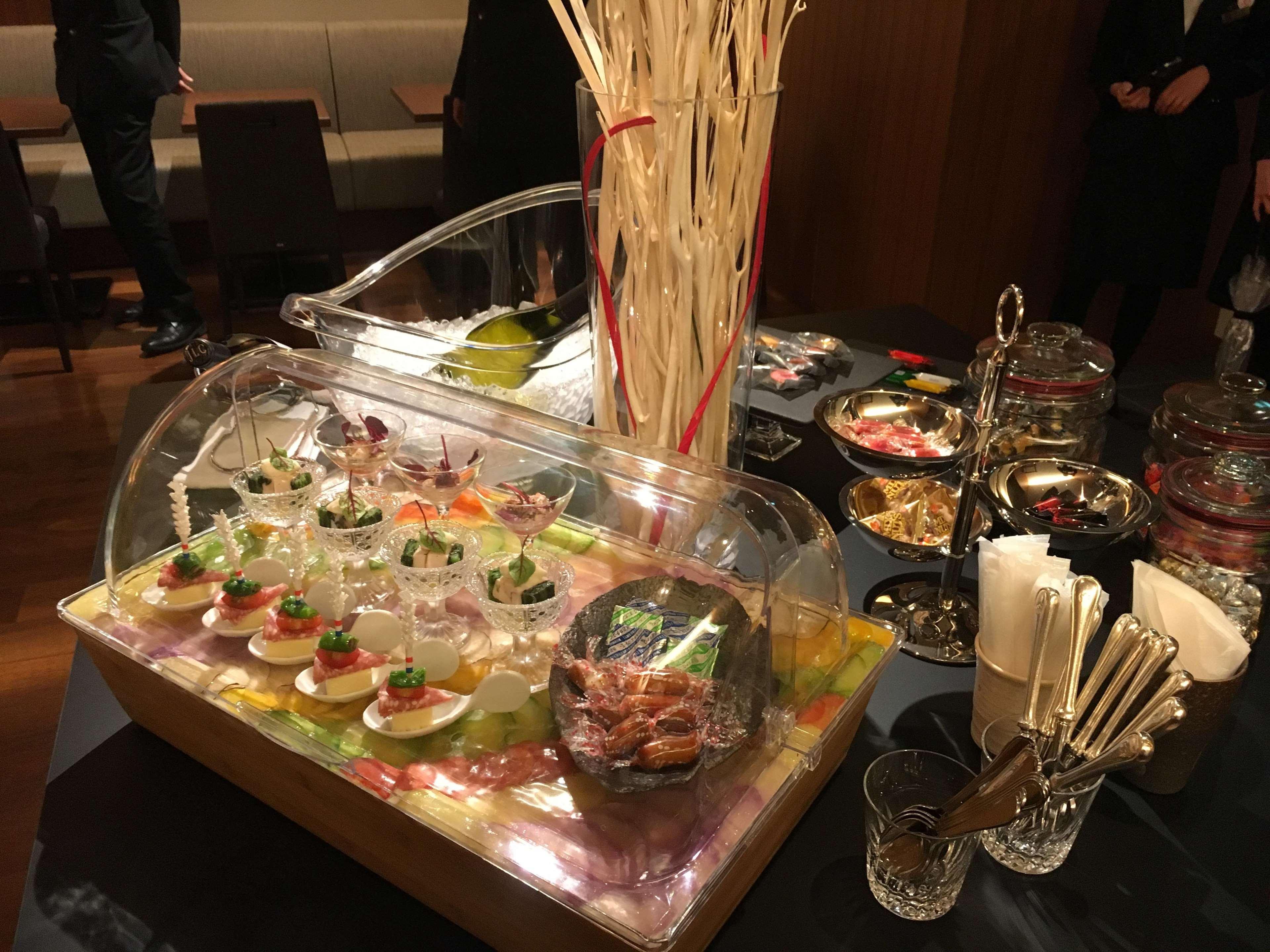 Kyoto Tokyu Hotel Eksteriør billede A display of food at a party
