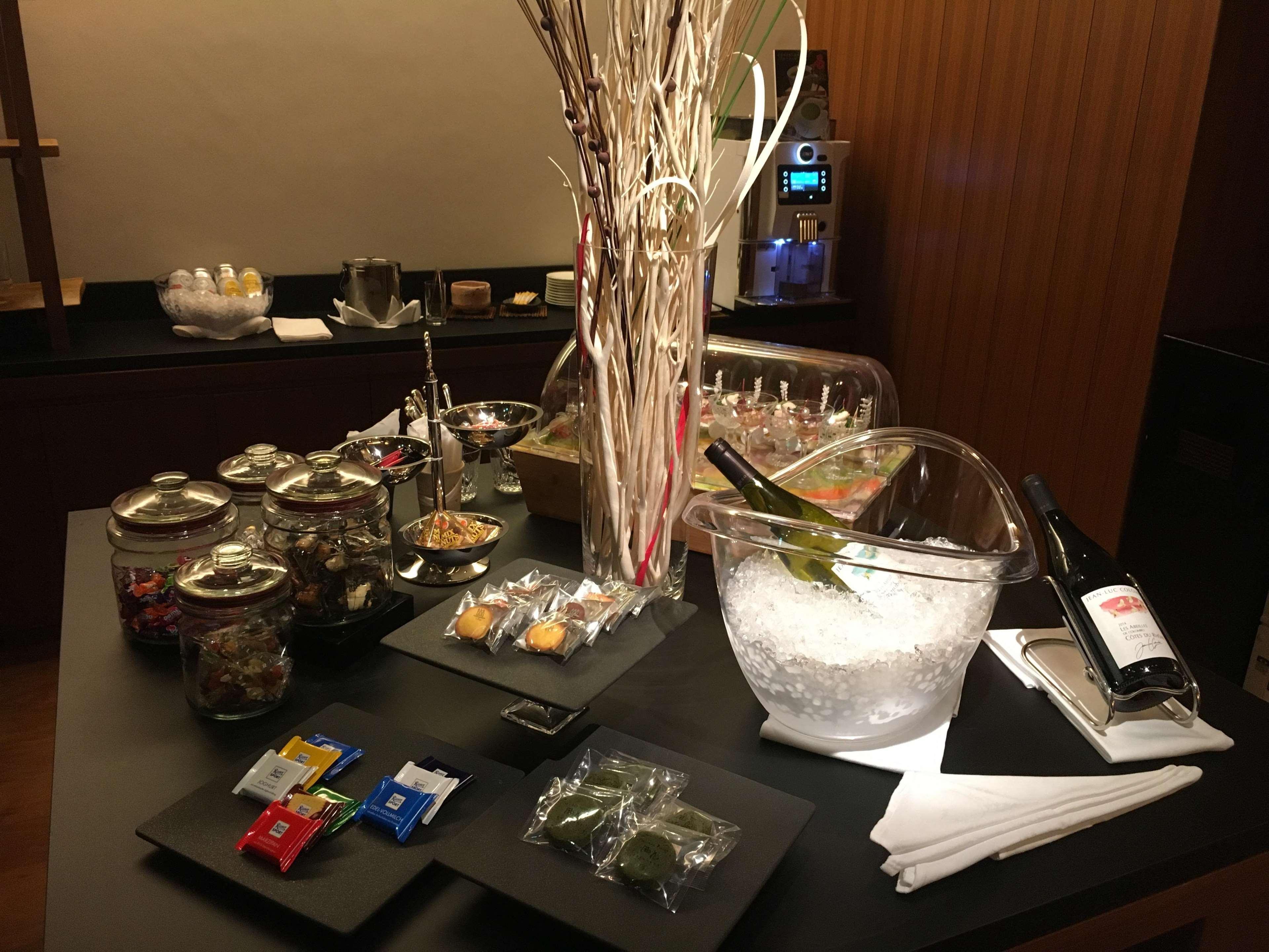 Kyoto Tokyu Hotel Eksteriør billede A selection of snacks at the lounge