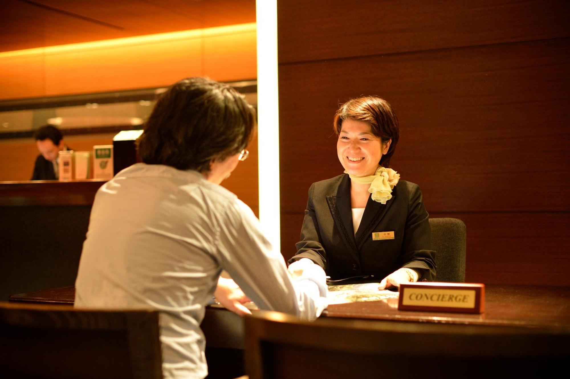 Kyoto Tokyu Hotel Eksteriør billede A concierge at work