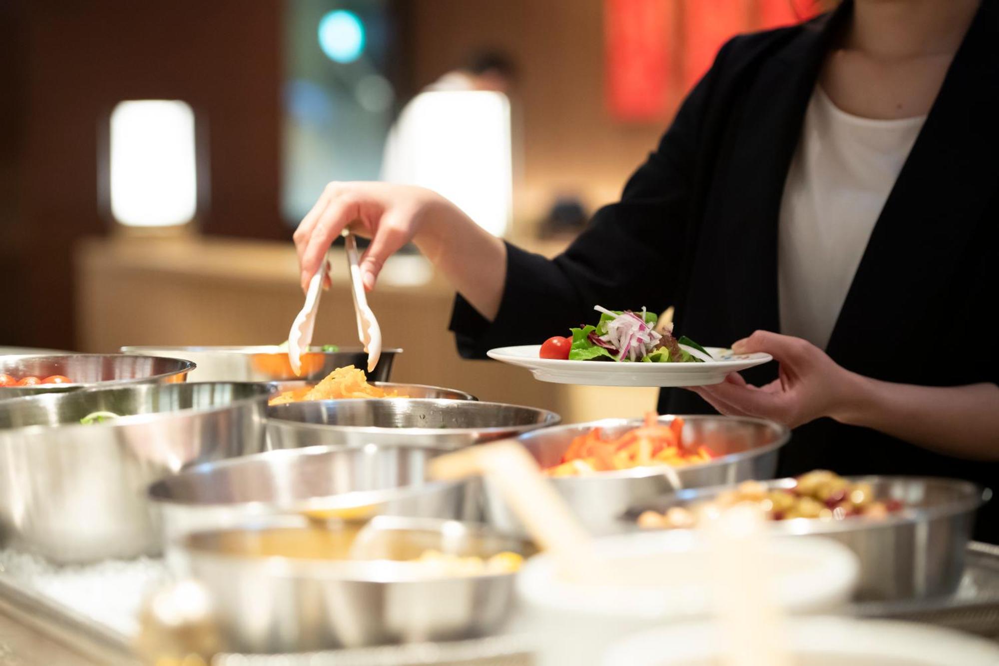 Kyoto Tokyu Hotel Eksteriør billede A woman using a buffet